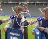 Modric shivers, they give him Maradona’s shirt: his reaction is wonderful