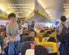 Ryanair flight Bergamo-Mallorca overbooked, hostess offers 250 euros and free travel to anyone getting off the plane