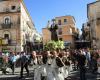 Lamezia, the traditional procession in honor of Saint Anthony is renewed through the streets of the city – Video