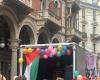 Turin Pride 2024, the procession has started: Vladimir Luxuria and the mayor Lo Russo in the front row. The Palestinian flag also appears