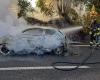 Grosseto: car on fire on the Aurelia near Rispescia. Blocked traffic (photo)