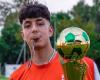 He is the strongest full-back in Lombardy! He turns 16 and raises the cup to the sky: «I dedicate it to dad»