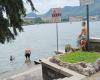 Como, more challenge than carelessness: swimming in the lake right under the prohibition sign