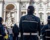 Rome, tries to ride the ornamental horses of the Trevi Fountain: 27-year-old fined