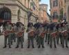The Lonate Bersaglieri fanfare parades through the streets of Bologna. And it pays homage to Lucio Dalla