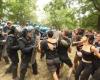 Clashes today in Bologna, activists protest at the Don Bosco park: several injured. Direct