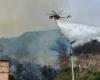 Naples, the Camaldoli fire resumes on the Pianura side: Canadair in action