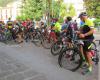 Lamezia, faith and passion in the blessing of cyclists in front of the Cathedral