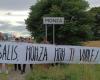 “Salis Monza doesn’t want you”, the banner of the far-right movement where Ilaria photographed herself upon returning to Italy