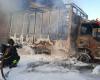 A half-destroyed van loaded with wood catches fire: the flames touch a warehouse in Fano