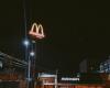 USA, too many errors in orders: bacon on ice cream and hundreds of nuggets not requested. McDonald’s says goodbye to artificial intelligence