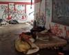 Video. Teramo. They live under Piazza Garibaldi among gas cylinders, waste, mattresses, alcohol and drugs…